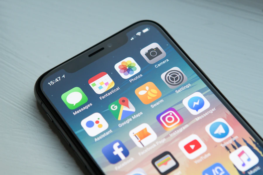 Community manager sur smartphone — gestion réseaux sociaux Maroc